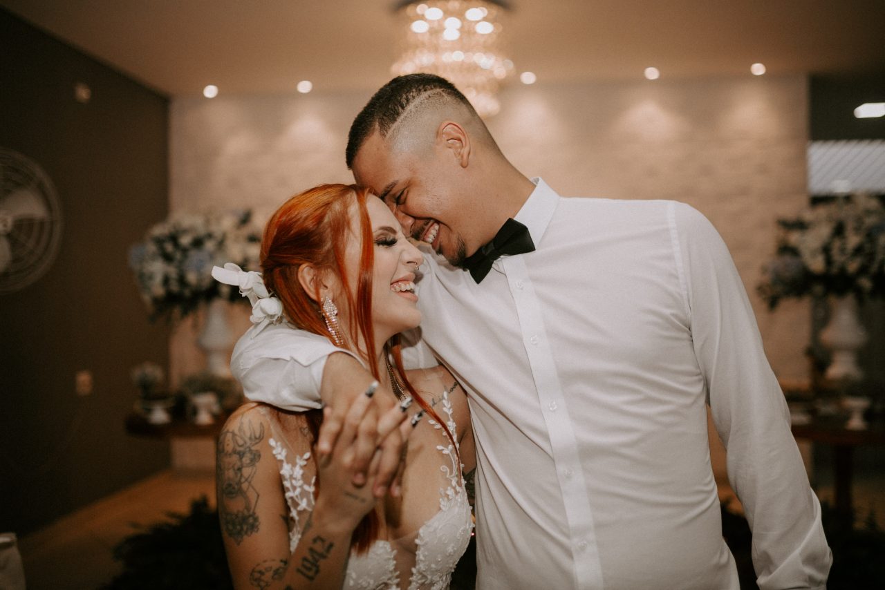 Casal celebrando seu casamento